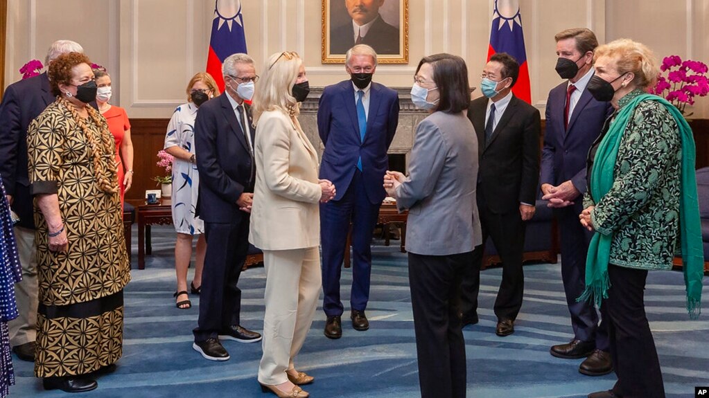 Президент Тайваня Цай Инь-вэнь беседует с членами делегации членов Конгресса США во время встречи в Президентском офисе в Тайбэе, Тайвань, 15 августа 2022 года