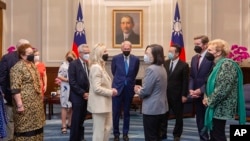 Tổng thống Đài Loan Thái Anh Văn trò chuyện với các thành viên của phái đoàn Quốc hội Hoa Kỳ tại Văn phòng Tổng thống ở Đài Bắc vào ngày 15/8/2022.