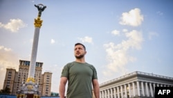 Esta foto publicada por el servicio de prensa presidencial de Ucrania el 24 de agosto de 2022 muestra al presidente de Ucrania, Volodymyr Zelensky, en la Plaza de la Independencia "Maidan" de Kiev, el Día de la Independencia de Ucrania.