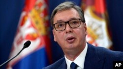 Presiden Serbia Aleksandar Vucic memberikan pidato nasional yang disiarkan televisi hari Minggu (21/8).