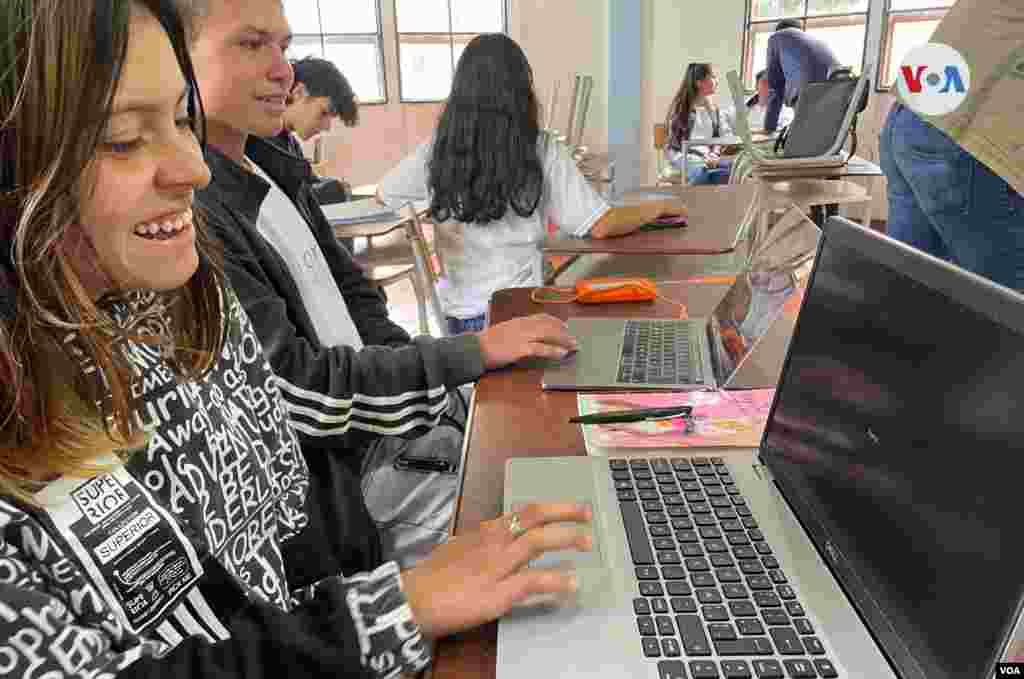 El trabajo de los adolescentes está disponible en www.mihistoria.co o en @mihistoriaco en Instagram. [Foto: Karen Sánchez, VOA]