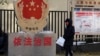 一名北京居民走过三里河街道普法宣传栏。（2021年11月8日）