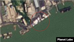 지난 8월 21일 촬영된 북한 남포 석탄 항의 모습. 하얀색 포대로 추정되는 물체(원 안)가 가득하다. 제공=Planet Labs