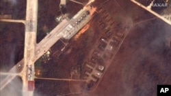 Супутниковий знімок руйнувань на військово-повітряній базі в Саках, Крим, 10 серпня 2022 року. Фото зроблене 11 серпня 2022 року. AP/Maxar Technologies