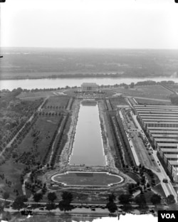 En esta imagen de 1922 se observa en vista aérea el Lincoln Memorial y la traza de calles, aún no existía para entonces el puente Lincoln que conecta con el Cementerio de Arlington, al otro lado del río. (Foto VOA / Imagen de dominio público cortesía Servicio de Parques Nacionales)