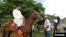 Monseñor Rolando Álvarez el 18 de abril de 2018 en una comunidad rural en Matagalpa. Foto: Cortesía Óscar Navarrete/La Prensa