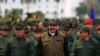 El presidente de Venezuela, Nicolás Maduro, centro, junto al ministro de Defensa, general Vladimir Padrino López, izquierda, que llegan para una reunión con las tropas en Fuerte Tiuna, Caracas, Venezuela, el 2 de mayo de 2019.