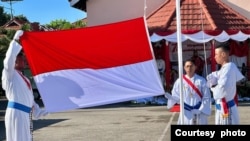Anggota Missionaries for the Poor (MoP) Jamaika mengibarkan bendera merah putih dalam perayaan HUT RI ke-77 di Jamaika pada 17 Agustus 2022. (Foto: KBRI Havana)