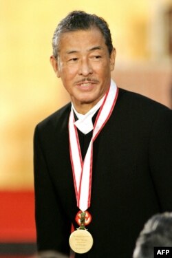 (FILES) Perancang busana Jepang Issey Miyake menghadiri upacara penghargaan Praemium Imperiale di Tokyo, 18 Oktober 2005. (Yoshikazu TSUNO / AFP)