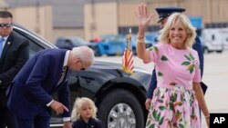 El presidente Joe Biden habla con su nieto Beau Biden mientras la primera dama Jill Biden saluda y camina antes de abordar el avión presidencial en la Base Andrews de la Fuerza Aérea de EEUU, el 10 de agosto de 2022 en Maryland. Foto AP. 