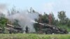 Pasukan militer Taiwan mengoperasikan Howitzer 115 mm dalam latihan militer di wilayah Pingtung, di selatan Taiwan, pada 9 Agustus 2022. (Foto: AFP/Sam Yeh)