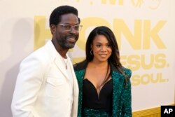 Sterling K. Brown (kiri), dan Regina Hall, pada pemutaran perdana film "Honk for Jesus. Save Your Soul" di Regal LA Live, Los Angeles, berpose bersama, 22 Agustus 2022. (AP/Chris Pizzello)