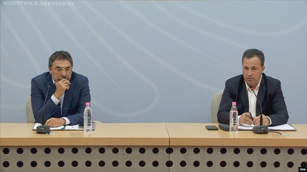 MInistri i Brendshëm Bledi Çuçi dhe ai i Mbrojtjes Niko Peleshi në konferencë për shtyp mbi ngjarjen në ish uzinën e Gramshit