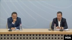 MInistri i Brendshëm Bledi Çuçi dhe ai i Mbrojtjes Niko Peleshi në konferencë për shtyp mbi ngjarjen në ish uzinën e Gramshit