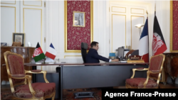 افغان سفیر محمد ہمایوں عزیزی پیرس میں افغانستان کے سفارت خانے میں کام کر رہے ہیں۔ 16 اگست 2022