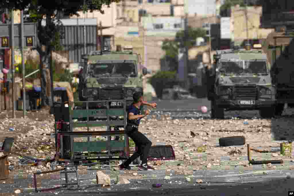 Demonstran Palestina bentrok dengan tentara Israel saat pasukan keamanan Israel melakukan operasi di kota Nablus, Tepi Barat, 9 Agustus 2022. (Foto: AP)&nbsp;