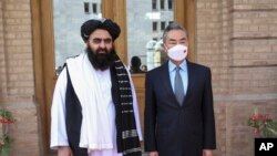 中国外长王毅在喀布尔会见阿富汗塔利班看守政府代理外长穆塔基（2022年3月24日）