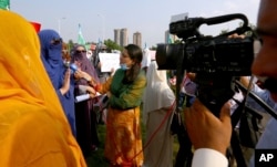 Wajiha Khanian, seorang jurnalis perempuan dari saluran TV lokal Dawn News, melakukan wawancara di Islamabad. (Foto: AP)