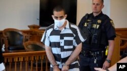 Hadi Matar, de 24 años, centro, llega para una lectura de cargos en el juzgado del condado de Chautauqua en Mayville, Nueva York, el sábado 13 de agosto de 2022.