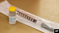 Una ampolla que contiene la vacuna contra la viruela del mono y una aguja sobre la mesa en una clínica de vacunación administrada por el Departamento de Salud Pública del Condado de Mecklenburg en Charlotte, Carolina del Norte, EEUU, el sábado 20 de agosto de 2022. 