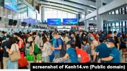 Sân bay Nội Bài, cửa ngõ quốc tế chính ở miền bắc Việt Nam, đã trở nên quá đông đúc