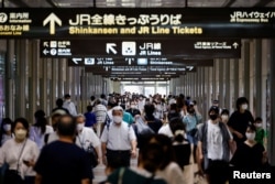 Penumpang dan pejalan kaki mengenakan masker, berjalan di stasiun Nagoya di Nagoya, Jepang, di tengah pandemi COVID-19, 21 Juli 2022. (REUTERS/Issei Kato)