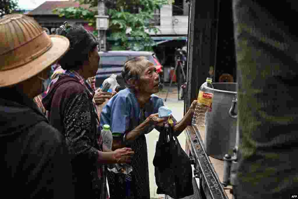 ရန်ကုန်မြို့တွင်းတနေရာမှာ စားအုန်းဆီဈေးလျော့ရောင်းပေးနေတာကို တွေ့ရတာဖြစ်ပါတယ်။ (သြဂုတ် ၁၇၊ ၂၀၂၂)