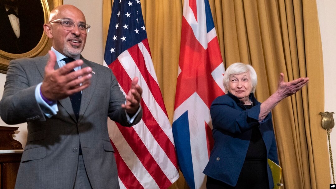 Menteri Keuangan AS Janet Yellen (kanan) dan Menteri Keuangan Inggris Nadhim Zahawi bertemu di kantor Departemen Keuangan AS di Washington, pada 31 Agustus 2022. (Foto: AP/Jacquelyn Martin)
