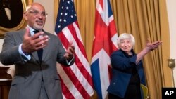 Menteri Keuangan AS Janet Yellen (kanan) dan Menteri Keuangan Inggris Nadhim Zahawi bertemu di kantor Departemen Keuangan AS di Washington, pada 31 Agustus 2022. (Foto: AP/Jacquelyn Martin)