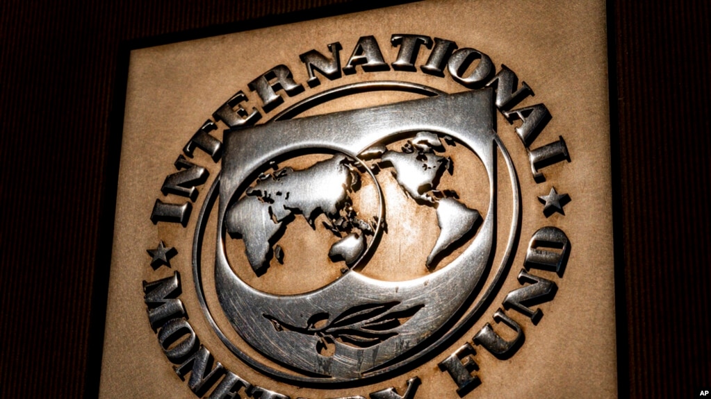 资料照片：2021年4月5日，在华盛顿，国际货币基金组织的大楼上可以看到其标志。(photo:VOA)