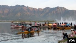 Tourists enjoy Dal lake in Srinagar, Jammu and Kashmir in Indian-administered Kashmir. (M. Hamid/VOA)