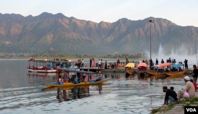 File:Dal Lake Scene - Srinagar - Jammu & Kashmir - India - 02  (26233608043).jpg - Wikimedia Commons