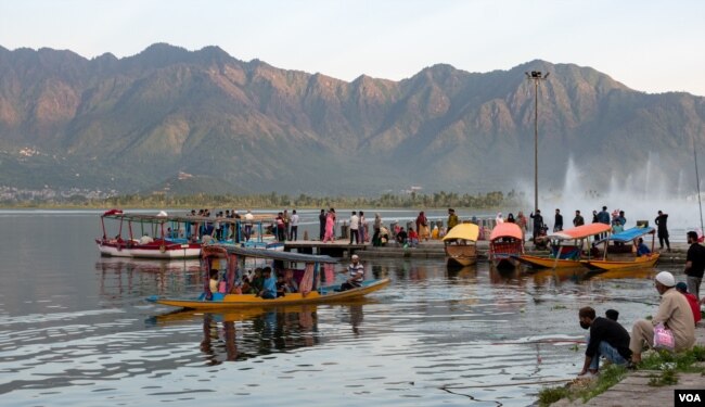 Tourists enjoy Dal lake in Srinagar, Jammu and Kashmir in Indian-administered Kashmir. (M. Hamid/VOA)