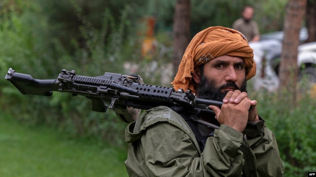 阿富汗塔利班战斗人员在帕尔旺省一个地区中心外面站岗。(2022年8月25日）(photo:VOA)