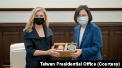 資料照片：台灣總統蔡英文在總統府會見到訪的美國聯邦參議員布萊克本。（2022年8月26日，台灣總統府圖片）