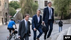 French-Israeli diamond magnate Beny Steinmetz, center, flanked by his lawyers Christian Luscher, left, and Daniel Kinzer, arrives for a hearing to appeal against a corruption sentence linked to mining rights in Guinea, at the courthouse of Geneva on August 29, 2022