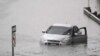 Un automóvil en medio de las inundaciones que cubren una autopista de Dallas, el lunes 22 de agosto de 2022. (AP Foto/LM Otero)