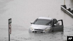 Un automóvil en medio de las inundaciones que cubren una autopista de Dallas, el lunes 22 de agosto de 2022. (AP Foto/LM Otero)