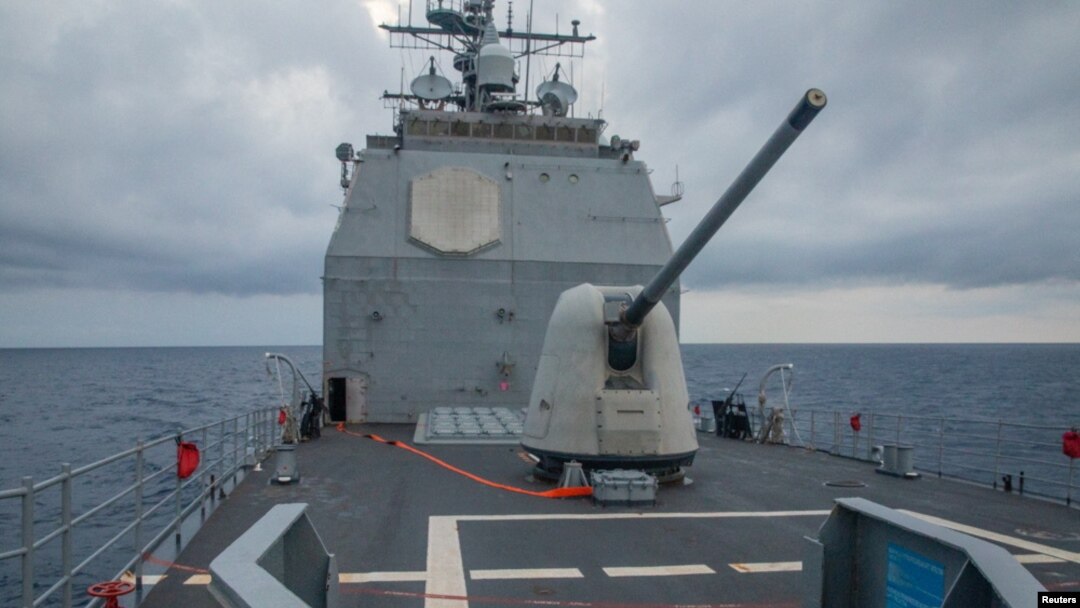 Kapal penjelajah berpeluru kendali yang dikerahkan ke wilayah operasi Armada ke-7 AS, di Selat Taiwan, 28 Agustus 2022. Kepulauan Solomon menangguhkan semua kunjungan dari Angkatan Laut AS, kata Kedutaan AS di Canberra, Selasa (30/8). (Foto: via Reuters)