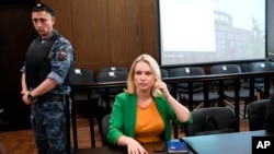 Марина Овсянникова в зале суда перед слушанием в Москве 28 июля 2022 года.
