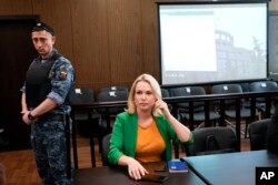 Marina Ovsjanikova, bivša ruska državna TV novinarka koja je dala ostavku nakon što je u eteru protestovala zbog ruske vojne operacije u Ukrajini, sjedi u sudnici prije ročišta u Moskvi, 28. jula 2022.