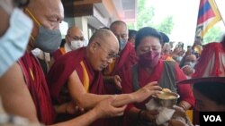 ༧གོང་ས་མཆོག་ལ་དྭགས་ཁུལ་གྱི་མཛད་འཕྲིན་ལེགས་པར་གྲུབ་སྟེ་བཞུགས་སྒར་དུ་ཞབས་སོར་འཁོད་གནང་མཛད་པ།