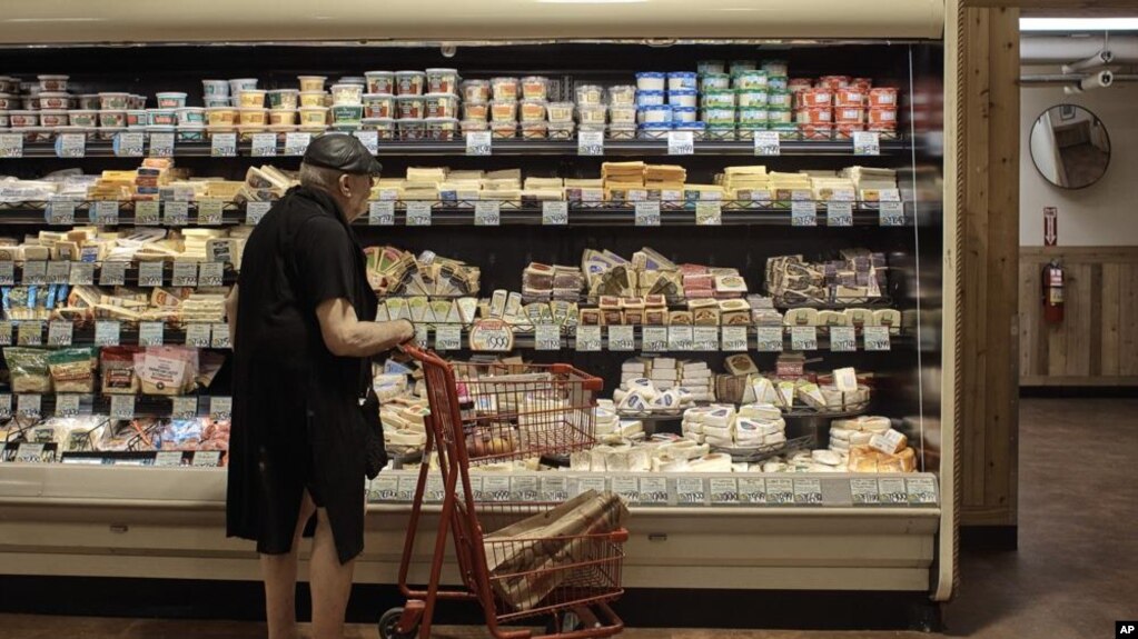 资料照片：一位男士正在纽约的一家超市购物。(photo:VOA)