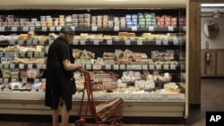 資料照片：一位男士正在紐約的一家超市購物。