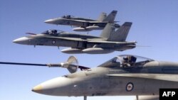 Три F/A-18 Hornet ВВС Австралии дозаправляются в воздухе во время учений Pitch Black 2004 на Северной территории Австралии ( Фото AFP)