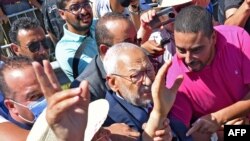 ARCHIVES - Rached Ghannouchi, chef du parti Ennahda, arrive au bureau du procureur chargé de la lutte contre le terrorisme à Tunis, le 19 juillet 2022.