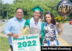 Arshad Sumarno dan kedua orang tua. (Foto: Dok Pribadi)