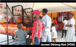 Des jeunes à la salle de jeux au complexe de loisirs de la Baie des Rois à Libreville, au Gabon, août 2022.