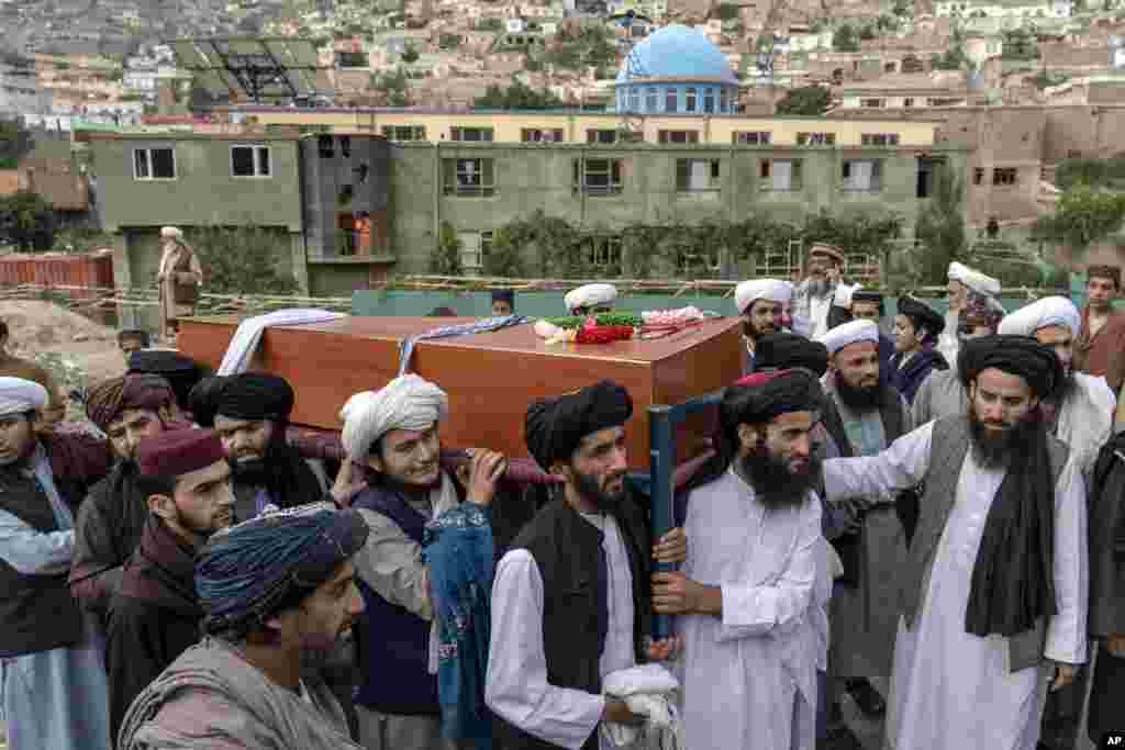 Para pelayat membawa jenazah korban pengeboman masjid hari Rabu di Kabul, Afghanistan. (Foto: AP)&nbsp;