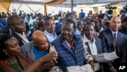 Mgombea Raila Odinga na wafuasi wake wakiwasilisha nyaraka za kupinga matokeo ya uchaguzi Mahakama ya Juu mjini Nairobi, Kenya, 22 August 2022. 